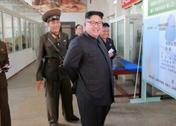 Líder norcoreano ordena producción masiva de cabezas de misiles