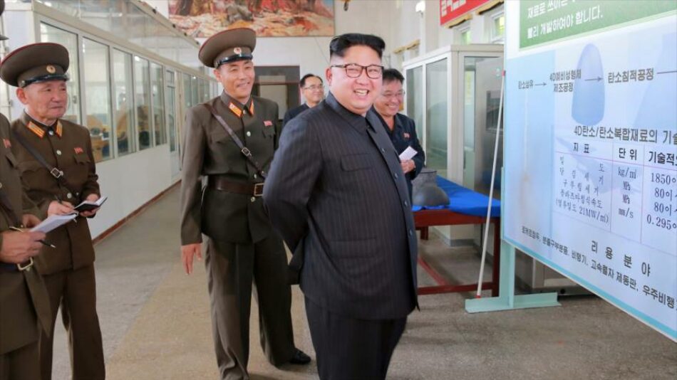Líder norcoreano ordena producción masiva de cabezas de misiles