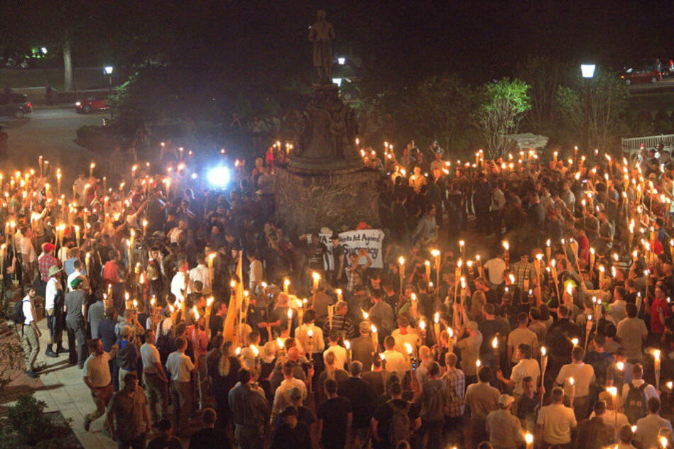 Estado de emergencia por marcha de supremacistas blancos en EE.UU.