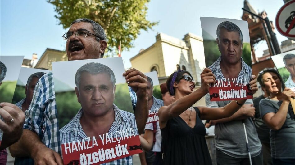 IU avisa a la UE de que si permite que España extradite a Yalçin y Akhanli a Turquía será “cómplice de la caza de brujas” de Erdogan