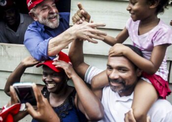 Brasil: En una semana de viaje, caravana de Lula es marcada por encuentros emocionantes