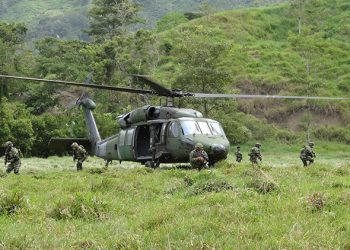 Colombia amplía su presupuesto militar y destina más efectivos a su frontera con Venezuela