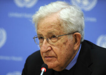 ‘Réquiem por el sueño americano’: Chomsky desgrana cómo las élites de EE.UU. tomaron el poder