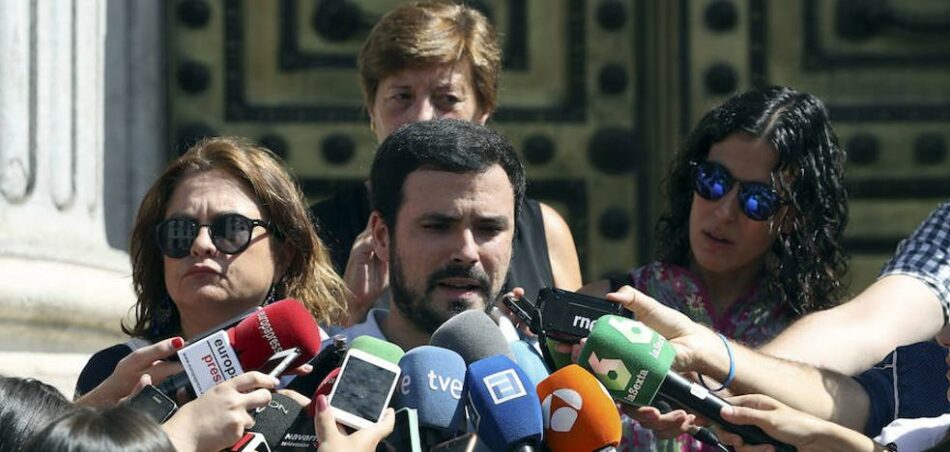 Garzón arropa en nombre de IU al escritor Dogan Akhanli para impedir su extradición a turquía y avisa que el gobierno de Rajoy «más que aliado de los DDHH lo es de Erdogan»