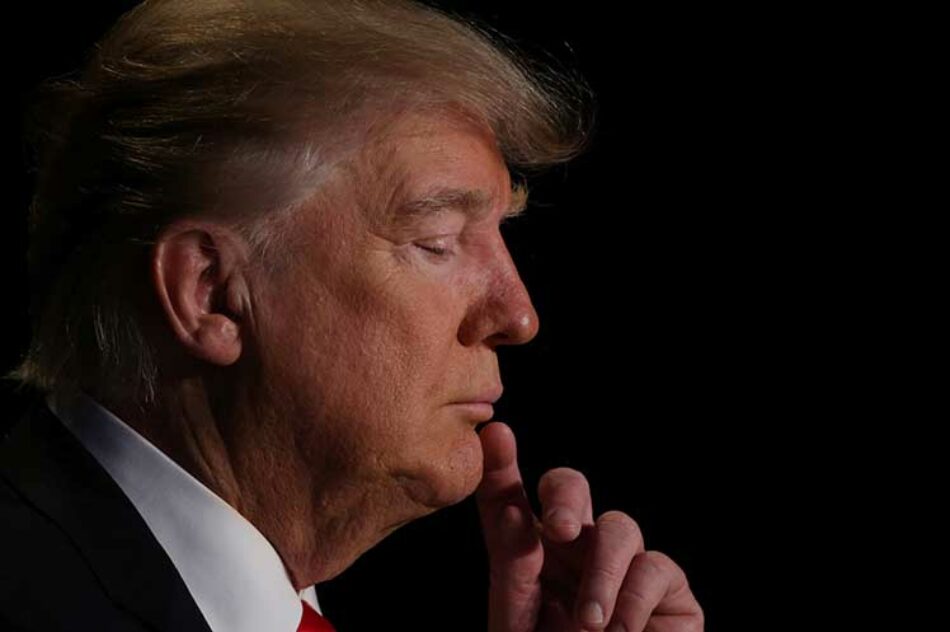 Aprobación de Trump cae a nivel más bajo en sondeo de televisora