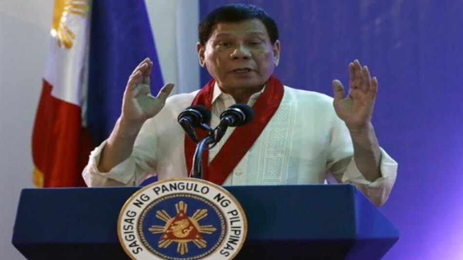 Duterte aprueba educación gratuita en universidades filipinas