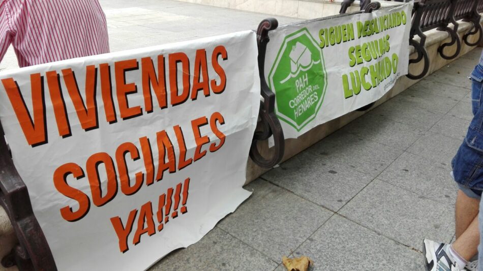 La PAH entregó 2.000 firmas al Ayuntamiento de Alcalá por el derecho a la vivienda y se concentró en la Plaza de Cervantes