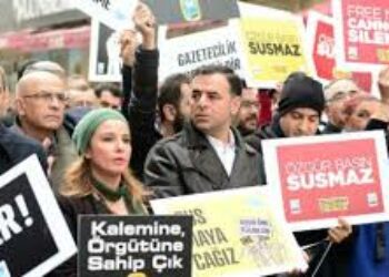Los/as diputados/as y eurodiputados/as de IU demandan por carta a Dastis que el Gobierno del PP actúe para liberar “de forma incondicional” a los dos escritores que Turquía mandó detener