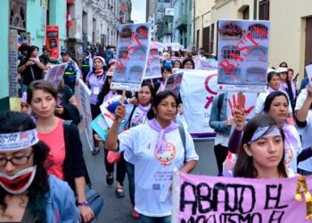 Miles de mujeres peruanas manifiestan contra la violencia de género