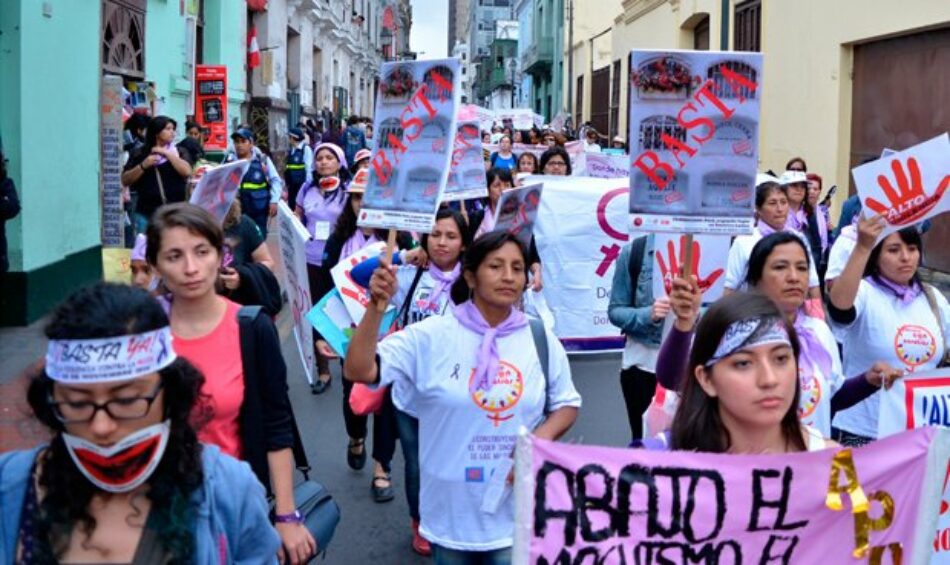 Miles de mujeres peruanas manifiestan contra la violencia de género