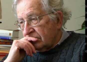Chomsky: «los escándalos de Trump son solo una distracción para esconder todo lo que pasa detrás»