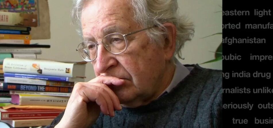 Chomsky: «los escándalos de Trump son solo una distracción para esconder todo lo que pasa detrás»