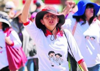 Maestros peruanos cumplen 50 días en huelga