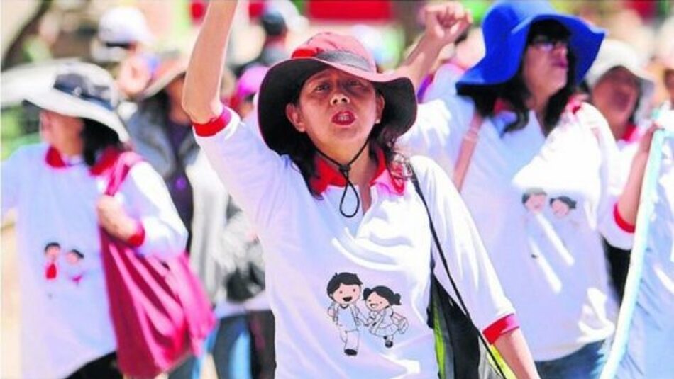 Maestros peruanos cumplen 50 días en huelga