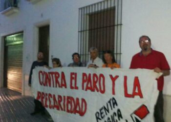 Campamentos Dignidad protestan en la puerta de la residencia de Fernández Vara por los últimos recortes en renta básica y ayuda a la vivienda