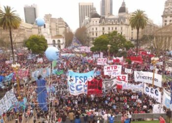 300.000 trabajado@s de la economía popular marcharon por la paz, tierra, techo y trabajo en Argentina