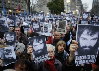 A un mes de la desaparición de Santiago Maldonado, argentinos exigen conocer su paradero