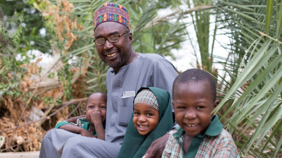 Un maestro nigeriano gana el Premio Nansen para los Refugiados 2017