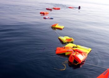 Chalecos salvavidas para denunciar las muertes silenciadas en el mar de Alborán