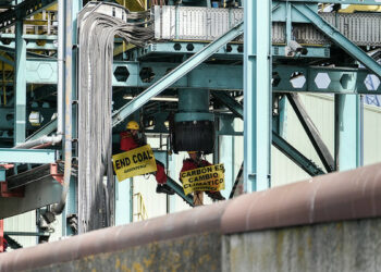 Termina la acción de Greenpeace en el almacén de carbón del puerto de A Coruña con cuatro detenidos