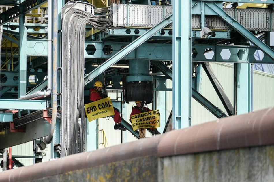Termina la acción de Greenpeace en el almacén de carbón del puerto de A Coruña con cuatro detenidos