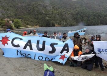 Argentina: Marcharon en la Patagonia para reclamar libre acceso al Lago Escondido, en manos del multimillonaro Joe Lewis