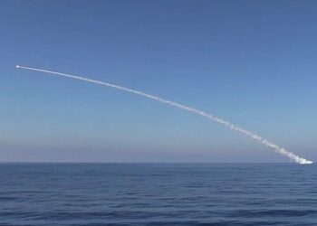 Submarinos rusos lanzan misiles Kalibr contra objetivos del Daesh en Deir Ezzor