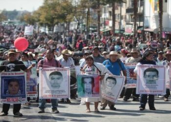 Mexicanos no olvidan: marchan para exigir justicia por los 43 de Ayotzinapa