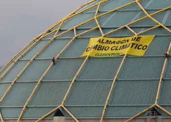 Greenpeace bloquea el almacén de carbón del puerto de A Coruña para reivindicar el abandono de las energías sucias responsables del cambio climático