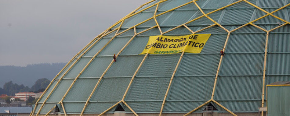 Greenpeace bloquea el almacén de carbón del puerto de A Coruña para reivindicar el abandono de las energías sucias responsables del cambio climático