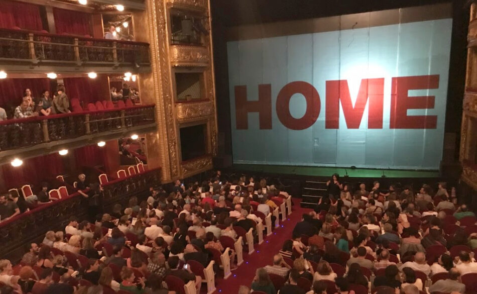 Éxito rotundo de la obra ‘HOME’ en el Teatro Español, en apoyo de los centros para las refugiadas sirias de Alianza por la Solidaridad