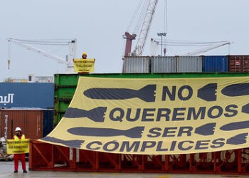 Activistas de Greenpeace protestan contra la exportación ilegal de armas en el puerto de Bilbao