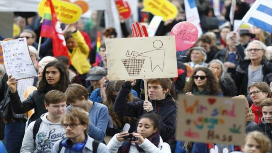 Alemanes marchan contra llegada de partido nazi al Parlamento