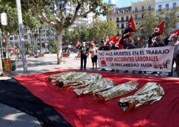 CGT protesta en València contra la precariedad y las muertes en el trabajo