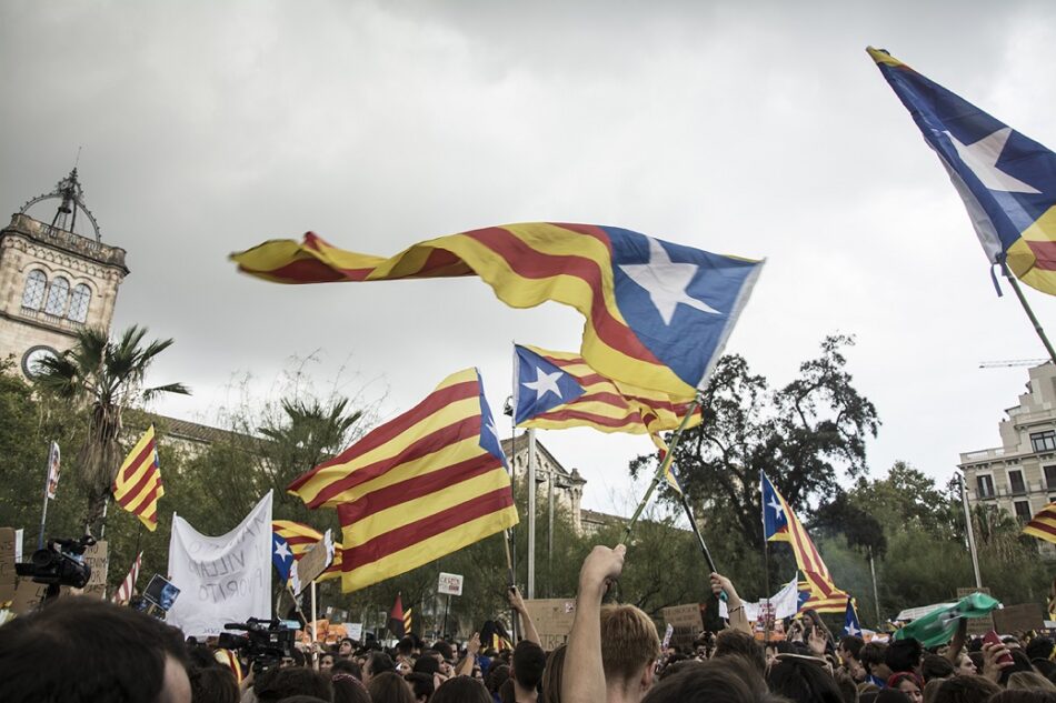 Las banderas bajan a la calle