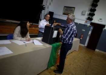 Socialistas ganan elecciones regionales en Portugal