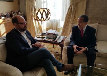 Consul de Venezuela en Galicia explicó la situación de su país a alcalde de Santiago de Compostela