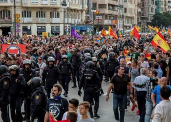 IU busca que el Ejecutivo detalle cómo grupos fascistas pudieron atacar una marcha legal el 9 d’Octubre en Valencia y si “piensa cesar” al Delegado del Gobierno