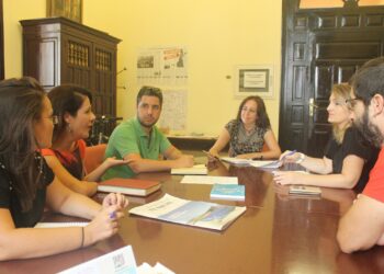 IU y Participa lamentan que el Centro de Inserción Social de Sevilla siga careciendo de un servicio de transporte público regular