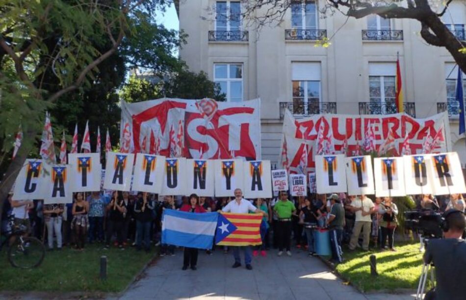 El MST hizo un acto ante la embajada de España en Buenos Aires: Bodart: “Apoyamos a Catalunya y repudiamos la intervención golpista de Rajoy”