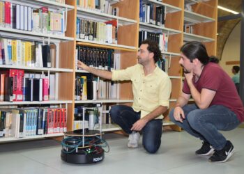 Un alumno del Máster de Industriales programa un robot que ayuda a localizar libros en la biblioteca