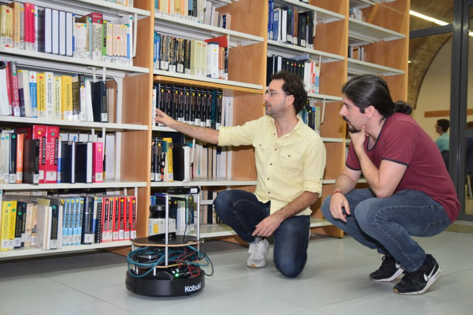 Un alumno del Máster de Industriales programa un robot que ayuda a localizar libros en la biblioteca