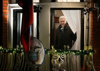 Culpar a Rusia: Assange ‘enseña’ cómo se debe trabajar para ser un periodista occidental en 2017