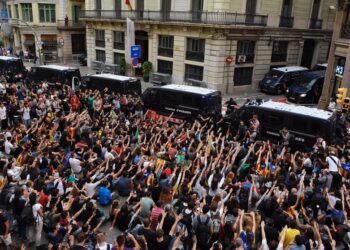 Unas 350 personas cortaron una avenida del centro de Barcelona ante la Jefatura de Policía