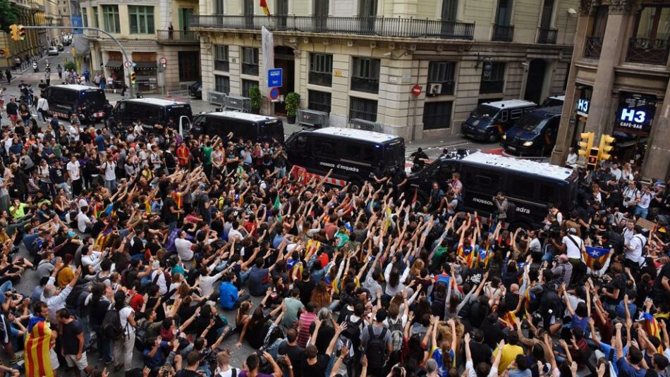 Unas 350 personas cortaron una avenida del centro de Barcelona ante la Jefatura de Policía