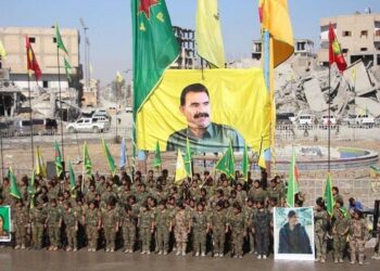 Turquía reacciona con irritación al despliegue de un póster gigante de Ocalan en Raqqa