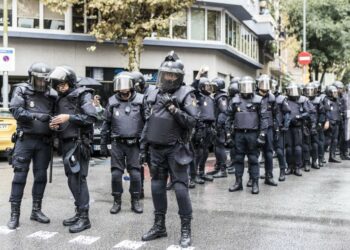 La policía española rastrea las redes sociales para cazar mensajes “delictivos” críticos con la represión policial