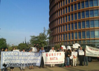 APDHA Sevilla se concentra ante la cumbre de la vergüenza