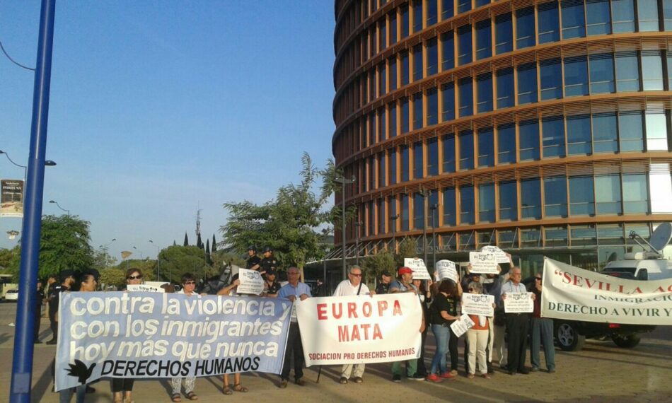 APDHA Sevilla se concentra ante la cumbre de la vergüenza