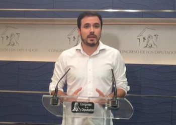 Garzón tacha de “escandaloso” que otros grupos maniobraran para que Aznar y Zapatero se libren de acudir a la comisión que investiga el rescate financiero en el Congreso